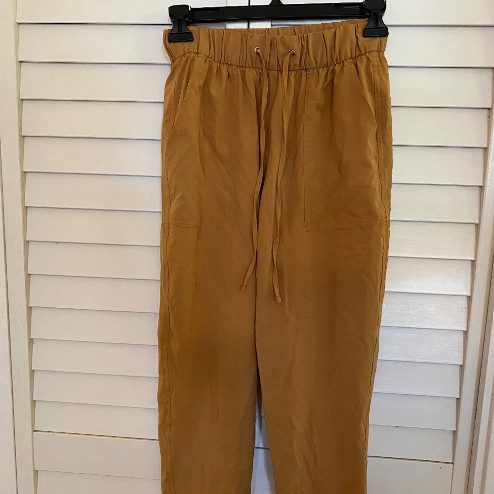 Old Navy / Mustard Capri pants / XS / Stretchtech / Never worn
